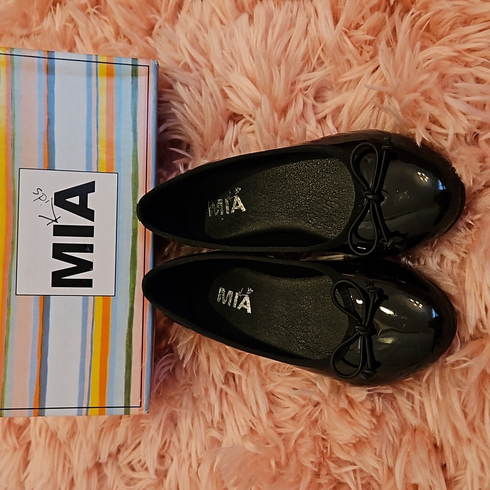 GIRLS Mia Kids Black Patent Ballet Flats with Bow. Size 2.